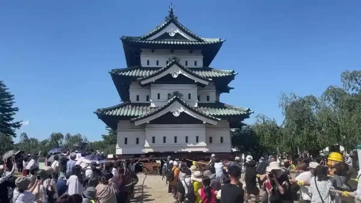 Multidões puxam a torre principal do Castelo de Hirosaki à mão