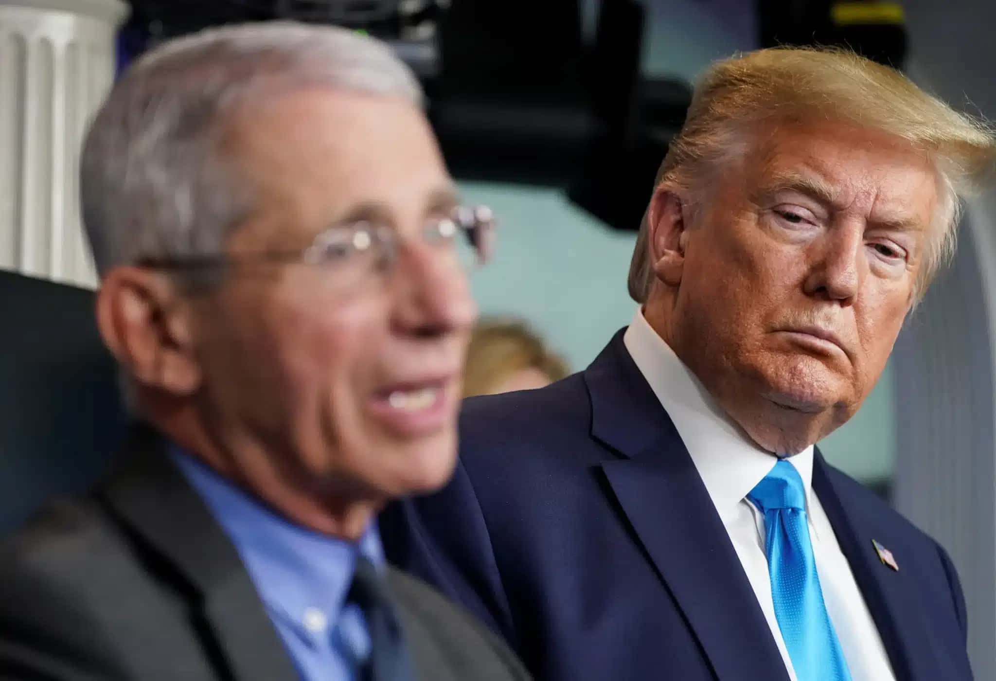 O presidente dos EUA, Donald Trump, ao lado do médico Anthony Fauci em entrevista coletiva na Casa Branca