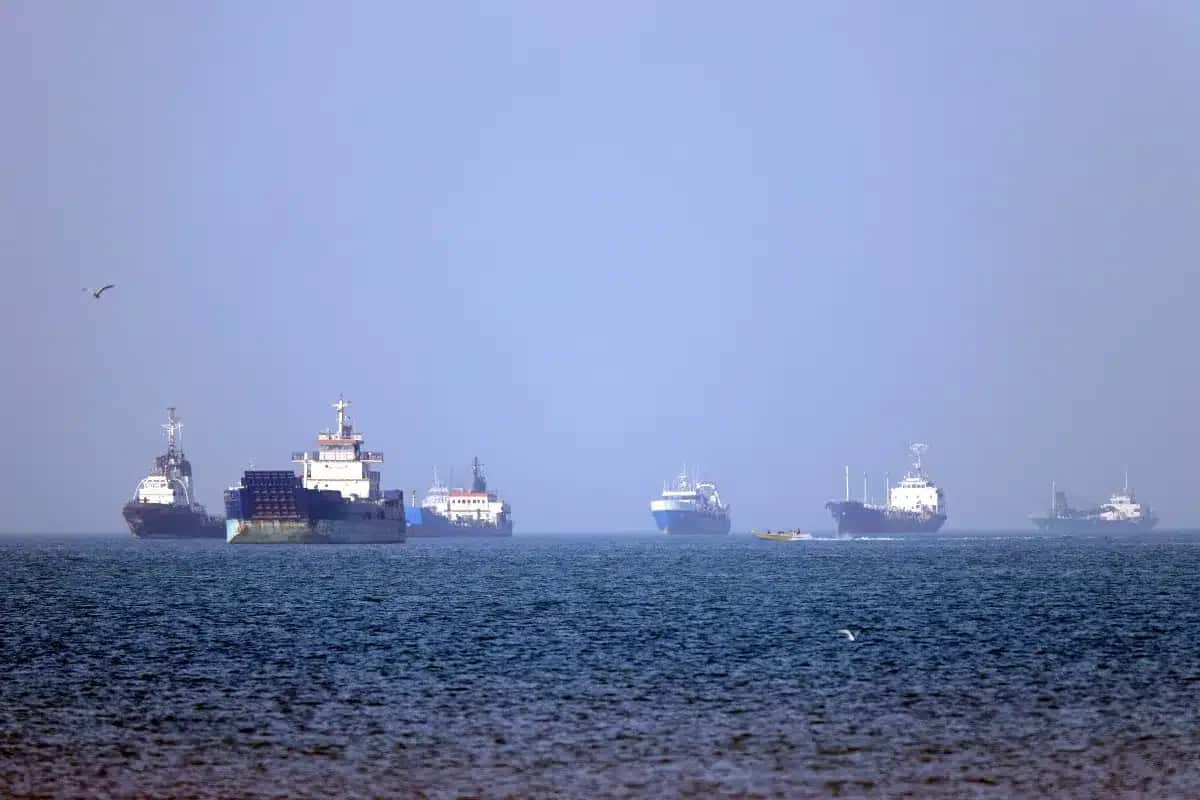 Registro de embarcações no Estreito de Ormuz feito por fotógrafo da agência iraniana Isna