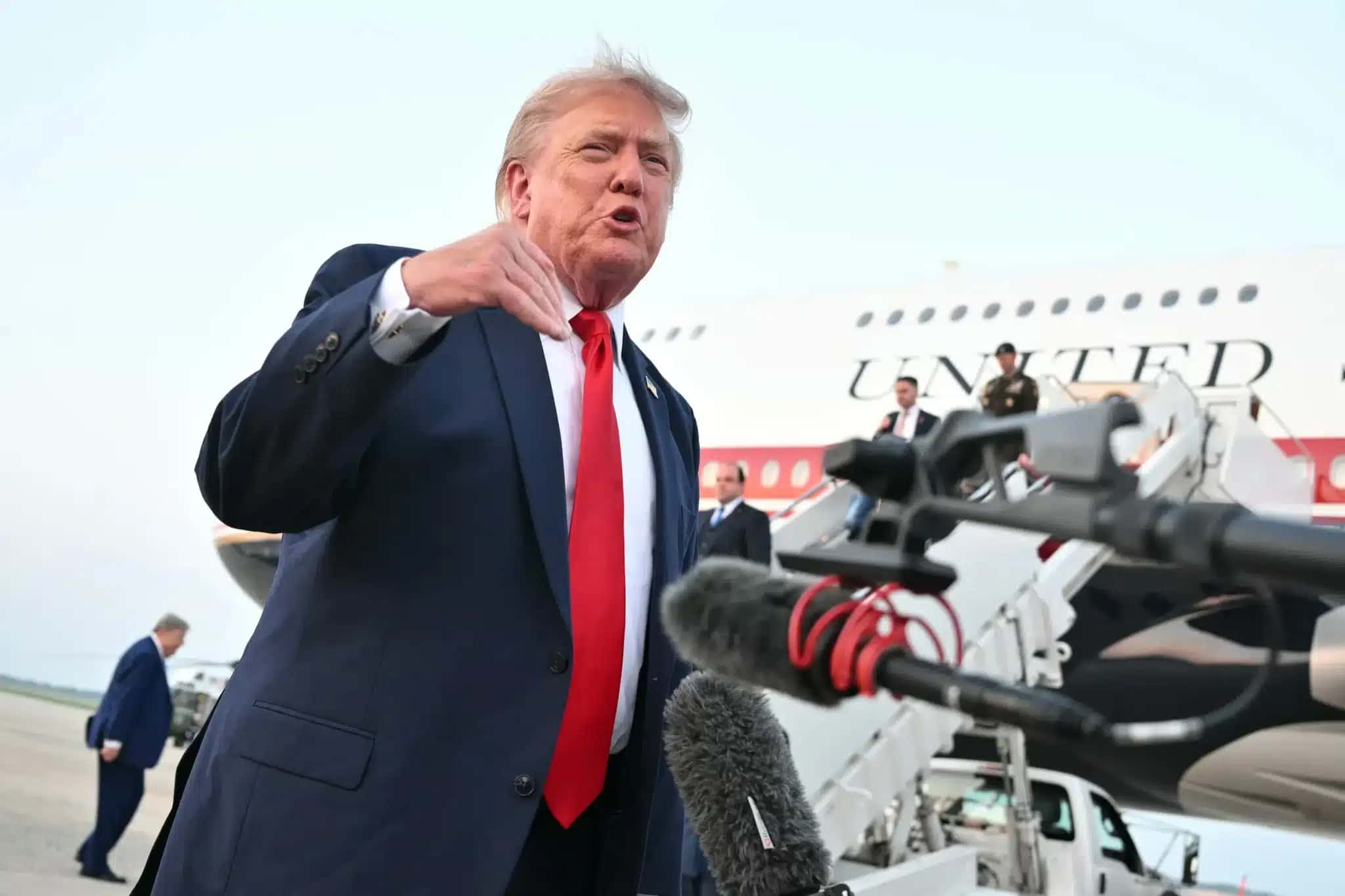 O presidente dos EUA, Donald Trump, fala com jornalistas no domingo, 19 de julho