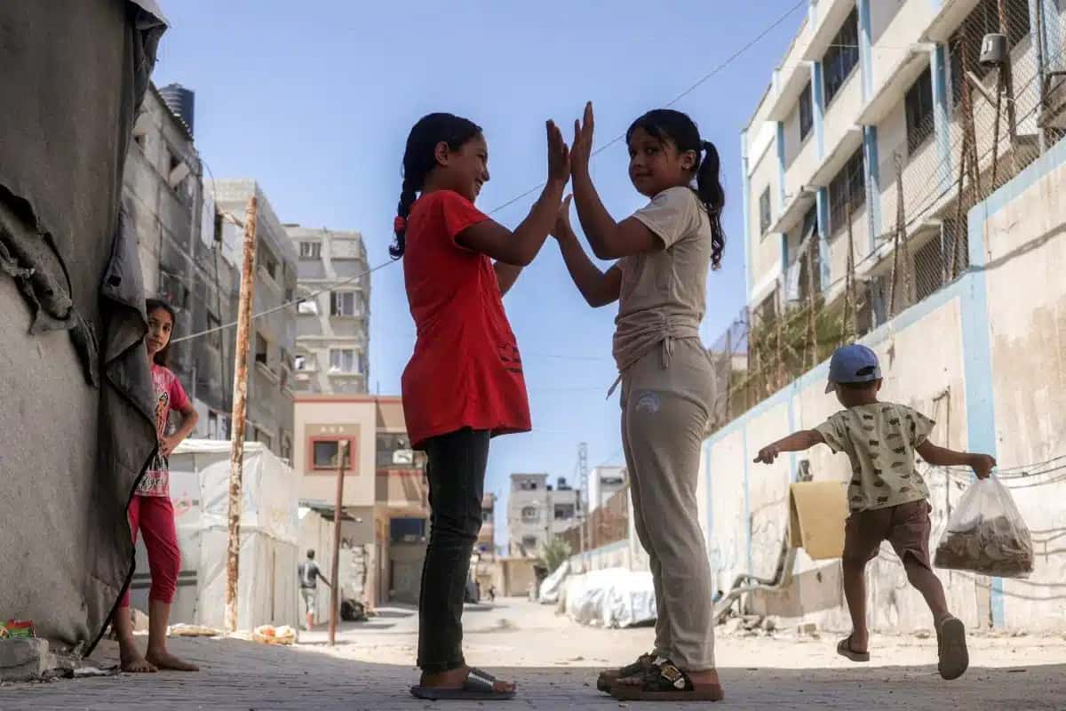 Crianças brincam em Khan Yunis, no sul da faixa de Gaza – foto: Bashar Taleb /AFP