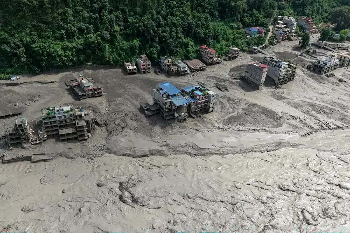 Residências atingidas pela lama após o deslizamento no Nepal – foto: Prabin Ranabhat/AFP