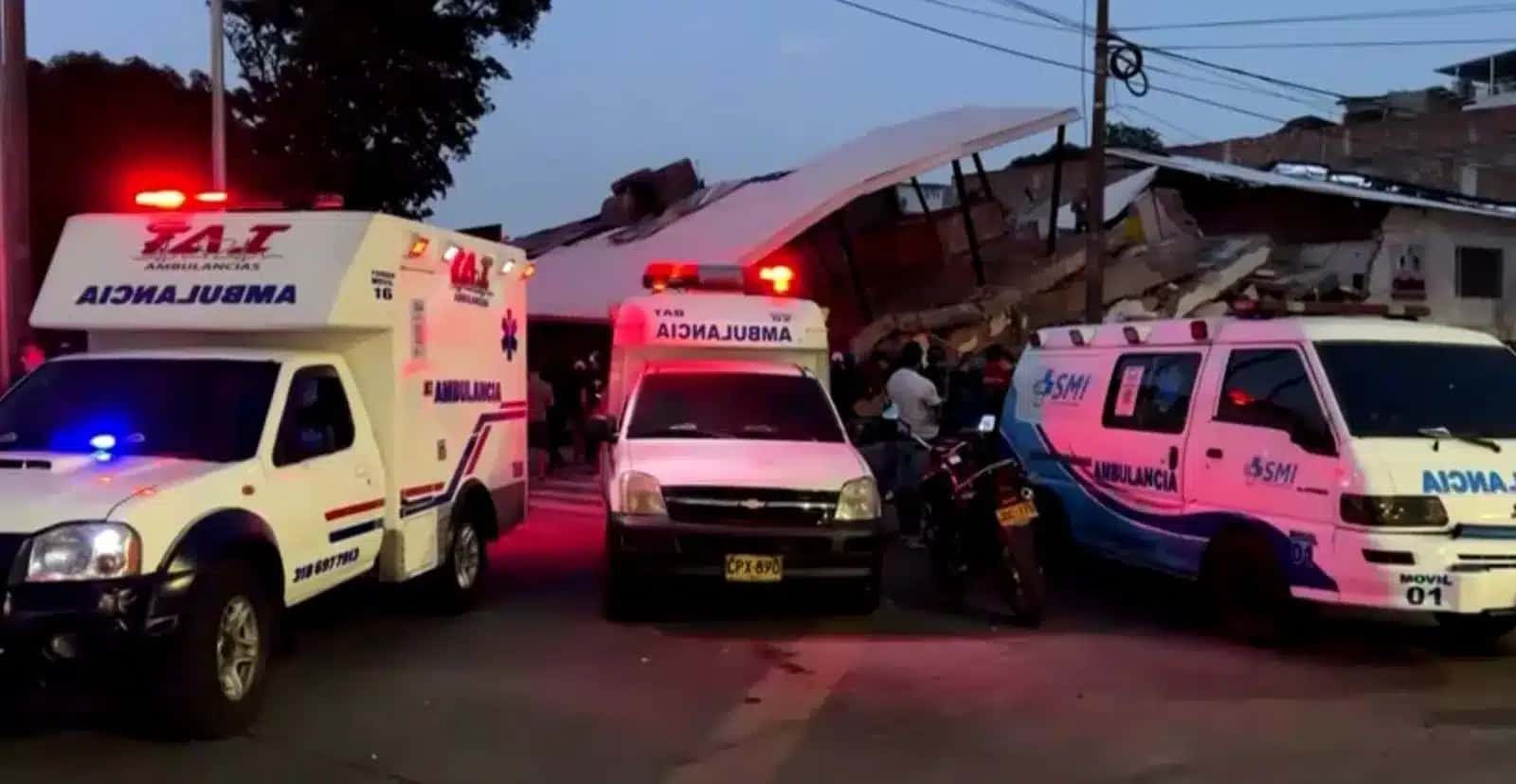 Ambulâncias em local de desabamento na Colômbia após terremoto de magnitude 7,4