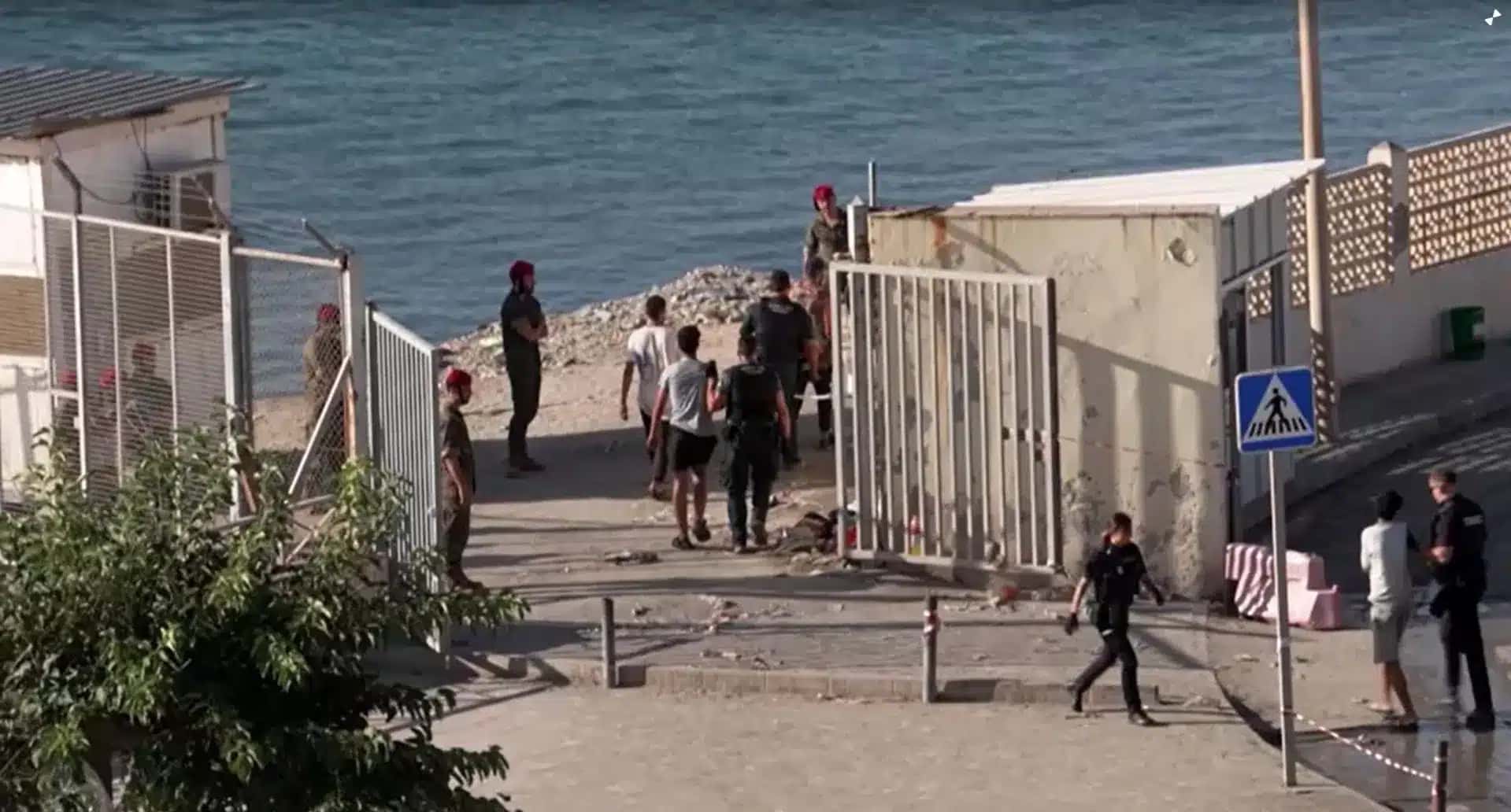 Autoridades espanholas escoltaram migrantes em direção à travessia da fronteira de El Tarajal