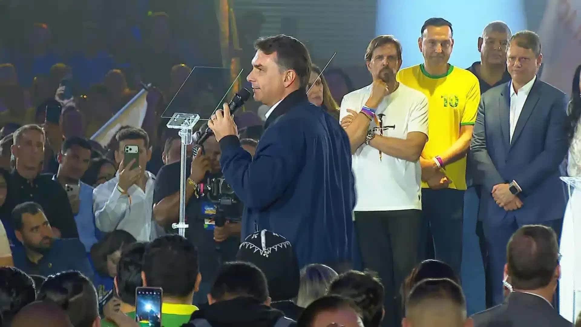 Flávio defende mudar Constituição em lançamento de Tarcísio em SP