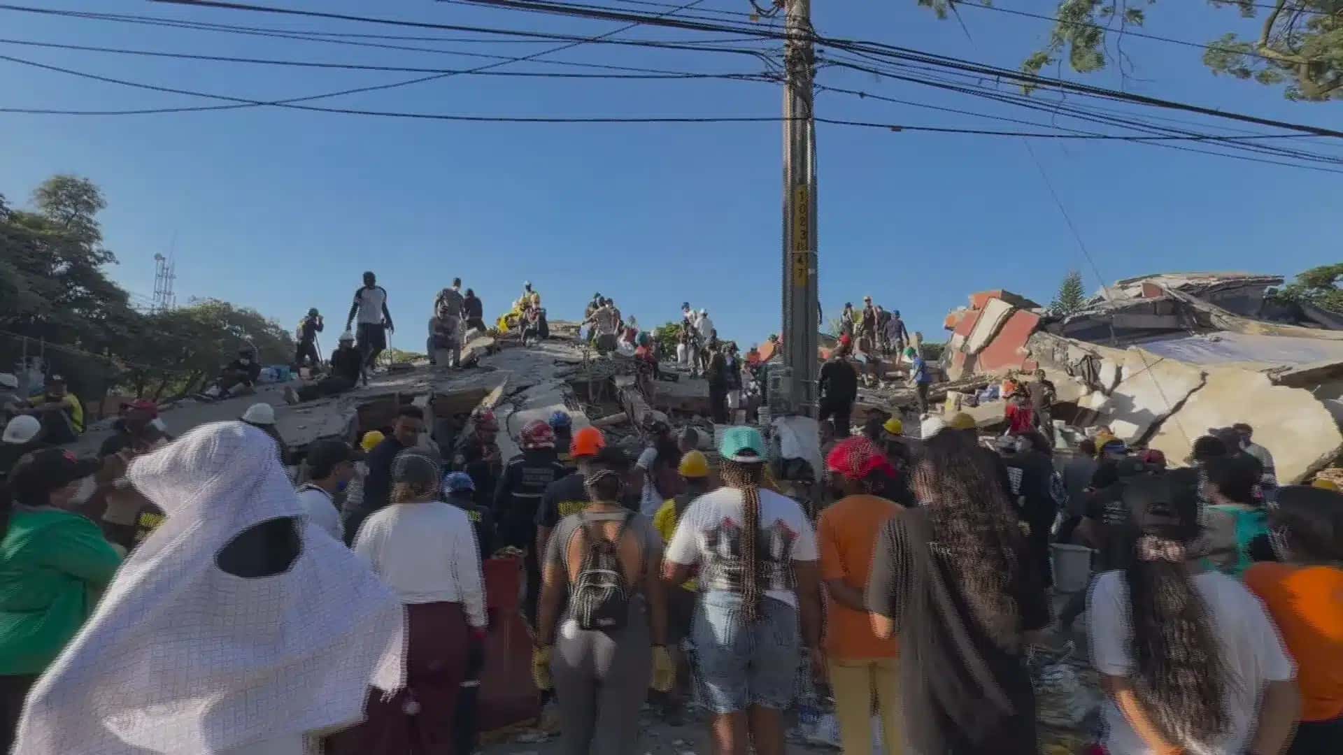 CNN acompanha busca por sobreviventes na Colômbia após terremoto