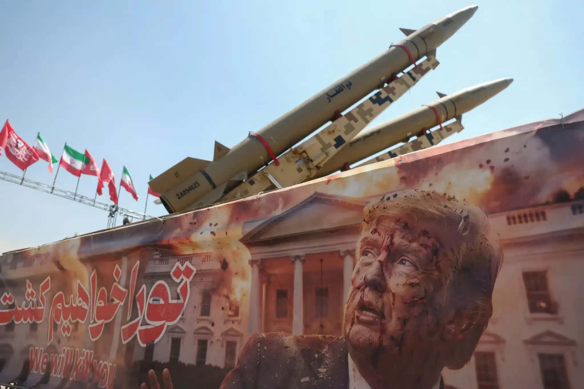 Banner com uma foto do presidente dos EUA, Donald Trump, ao lado de um sistema de mísseis iraniano na Praça Azadi, em Teerã, Irã, em 30 de julho de 2026