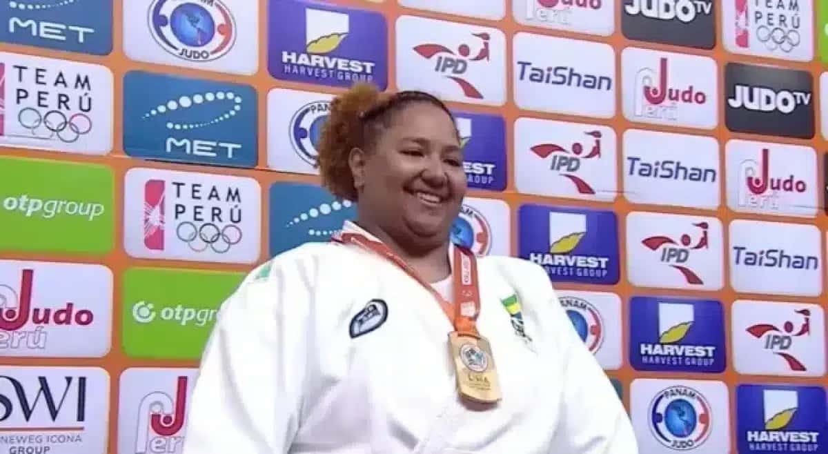 Beatriz Souza com a medalha de ouro