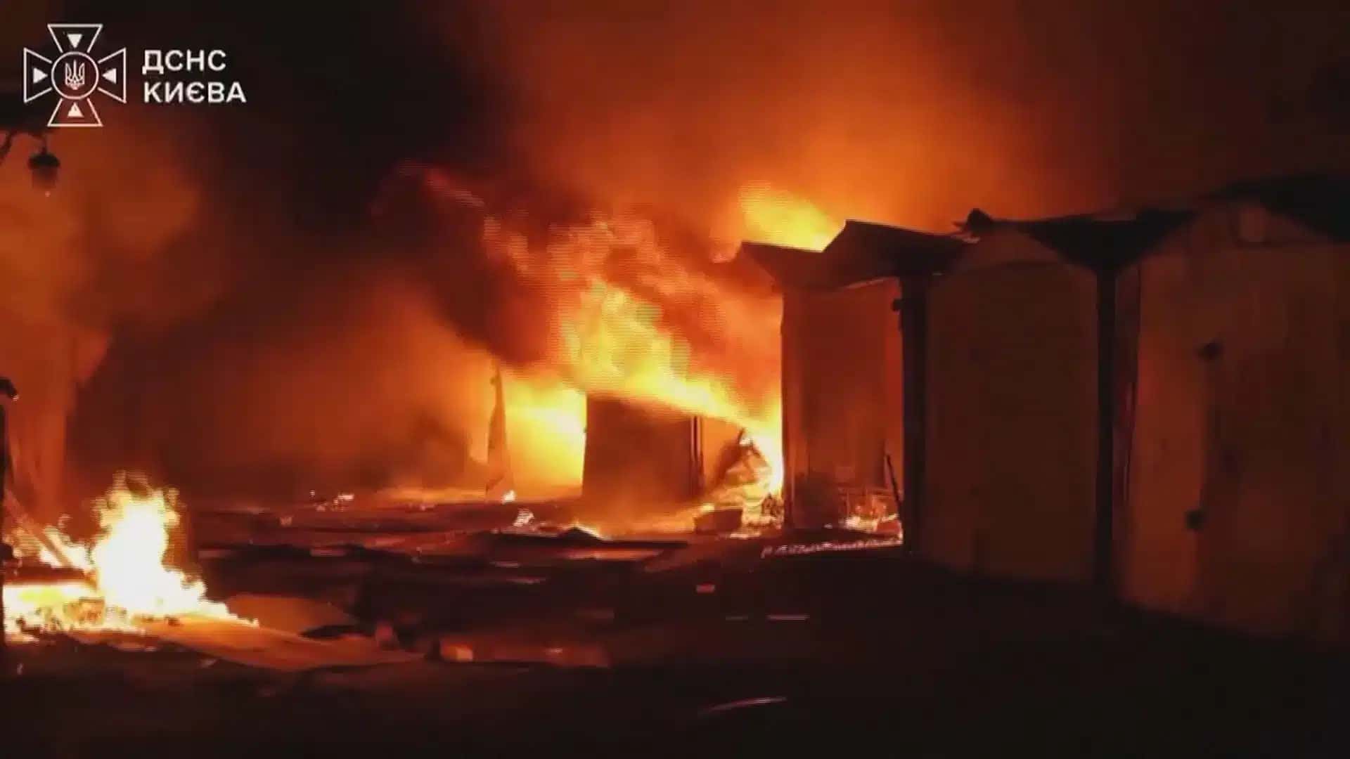 Bombeiros combatem incêndio após ataques russos na região de Kiev