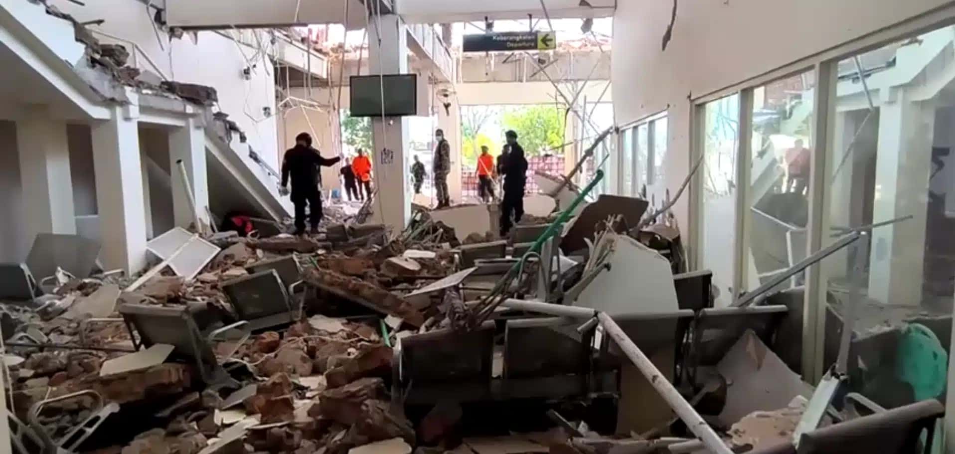 Buscas continuam após forte terremoto na Indonésia