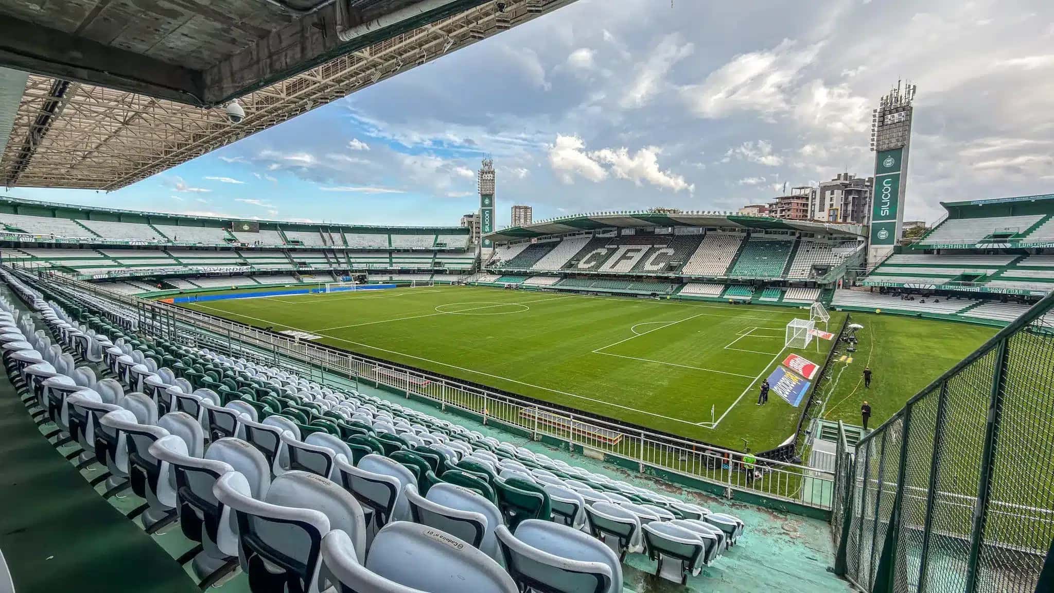 Couto Pereira, casa do Coritiba, será palco do confronto com a Chapecoense pelo Brasileirão