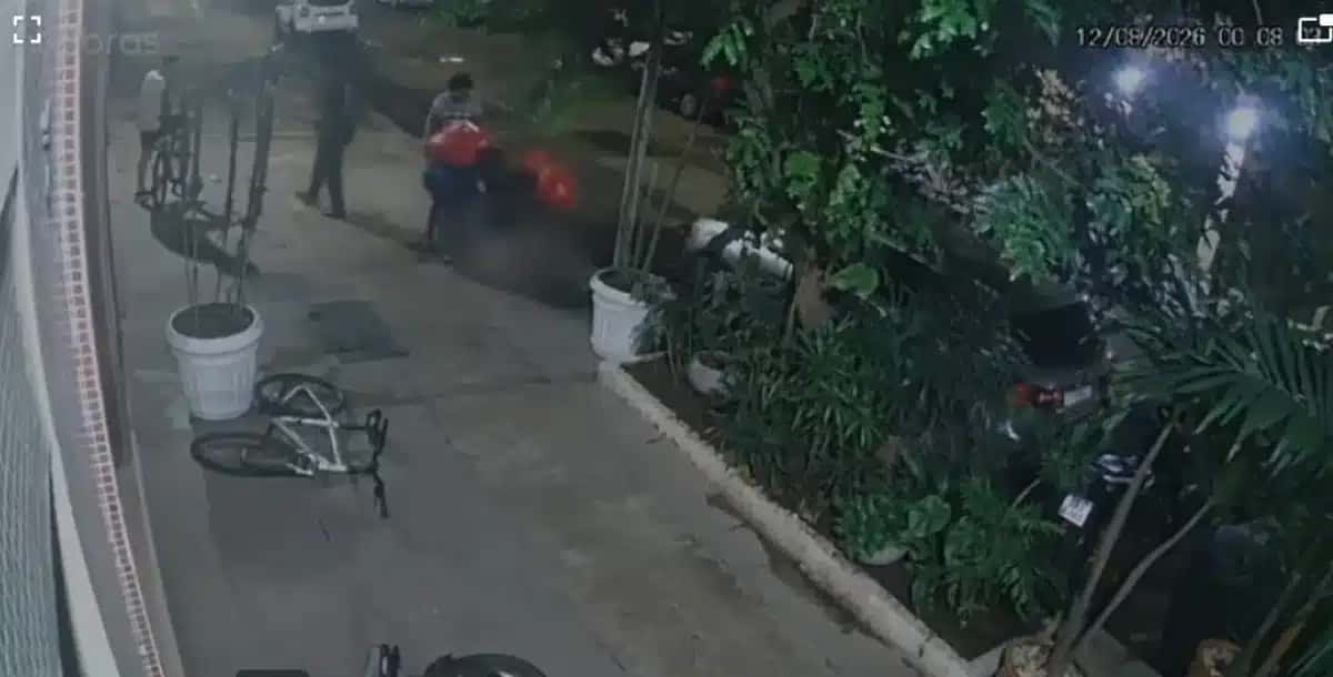 Câmeras de segurança registraram a agressão contra o ciclista Cláudio Rafael Landeiro, de 37 anos, em Copacabana. As imagens mostram o momento em que ele é cercado e espancado por três homens.