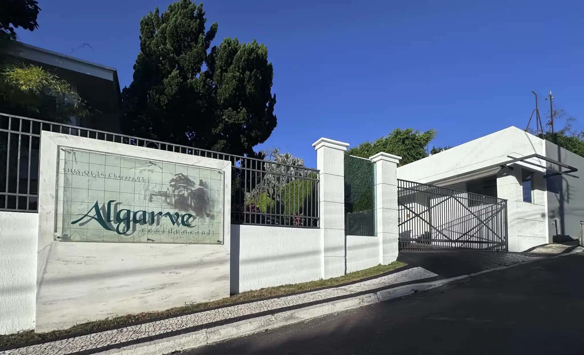 Condomínio Algarve, local da casa alvo de investigações da Polícia Federal (PF) por suspeita de ser usada para reuniões e tráfico de influência por Fábio Luís Lula da Silva, o Lulinha, filho do presidente Luiz Inácio Lula da Silva e a lobista Roberta Luchsinger, no Lago Sul, região nobre de Brasília, durante suas visitas à capital federal. O imóvel era alugado por Luchsinger, que costumava realizar reuniões no local.| Sérgio Lima/Poder360 – 19.ago.2026
