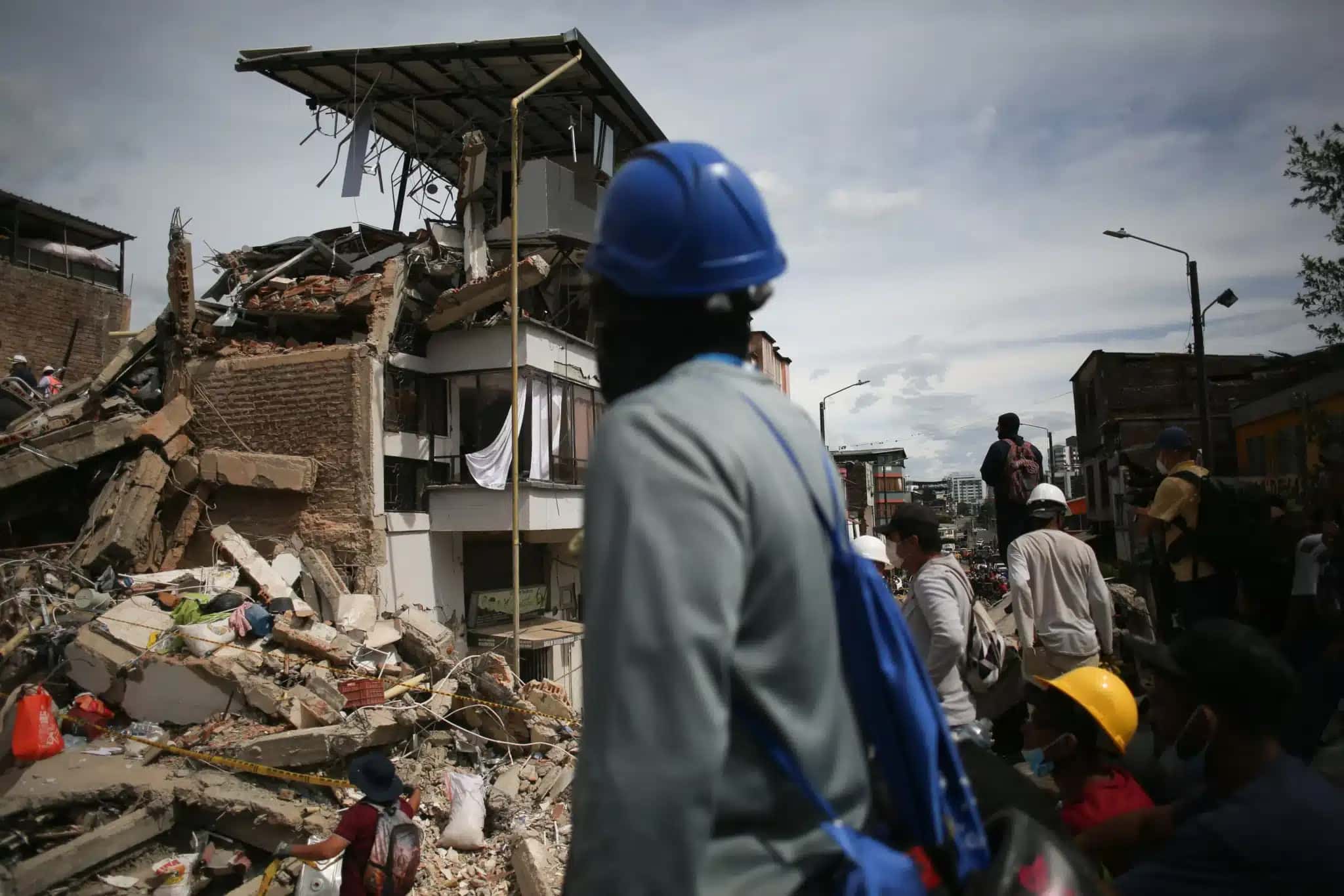 Equipes de resgate trabalham no local de um prédio danificado por um terremoto, em Pereira, na Colômbia 12 de agosto de 2026