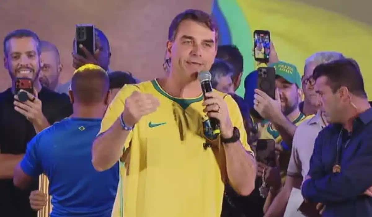 Flávio Bolsonaro durante 3º Seminário Nacional de Comunicação do PL