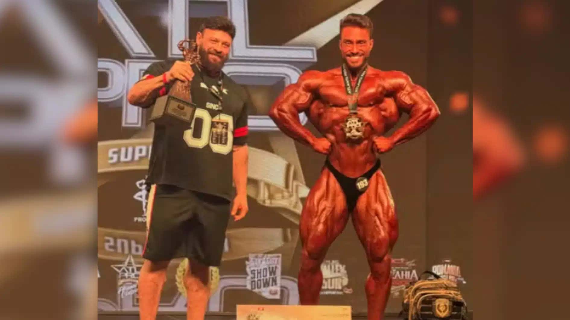 Gabriel Zancanelli e seu treinador, Fabricio Pacholok comemoram vitória neste domingo (9)