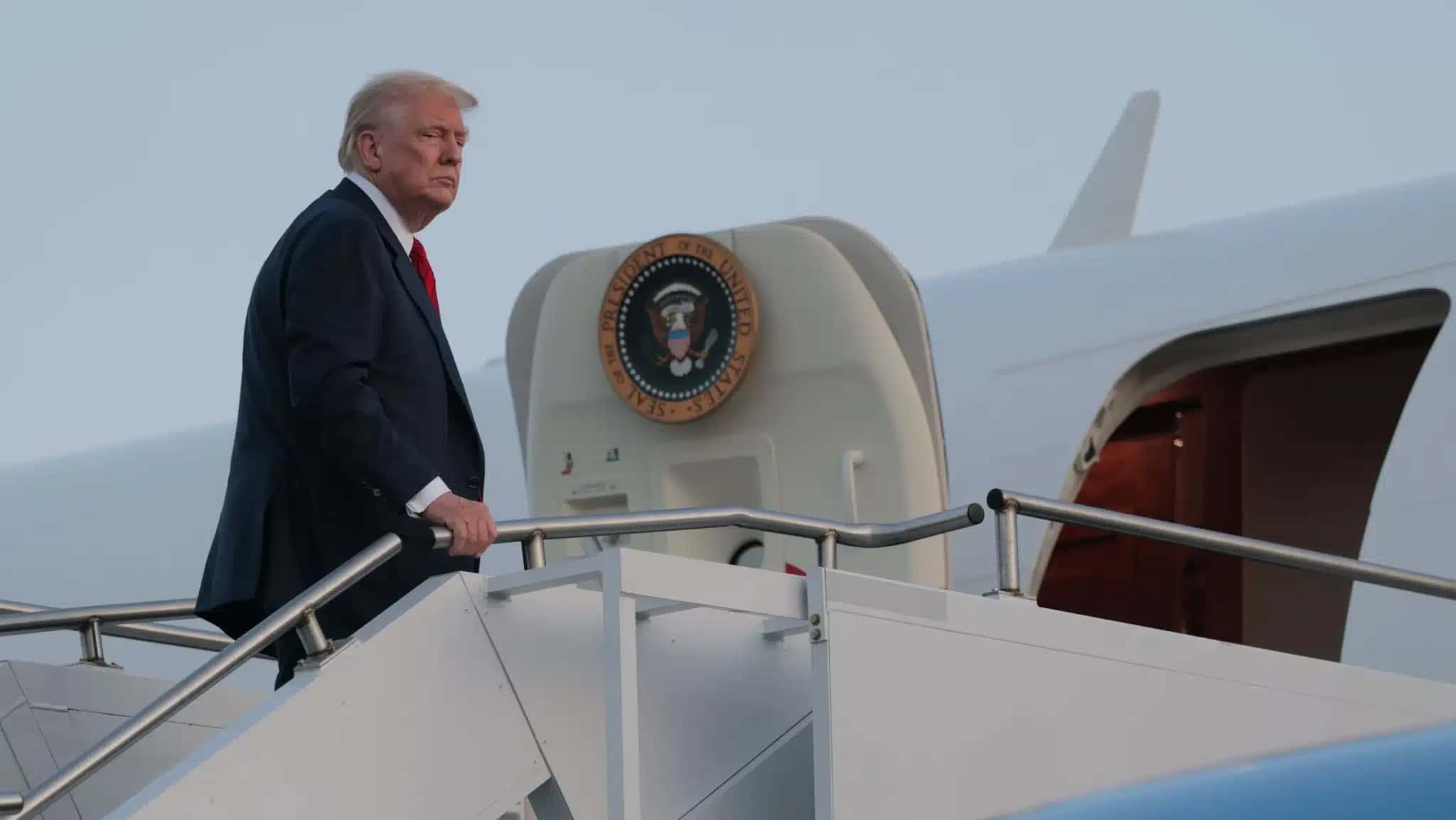 O presidente dos EUA, Donald Trump, embarca no Air Force One no Aeroporto Internacional de Lehigh Valley em 3 de agosto de 2025, em Allentown, Pensilvânia.