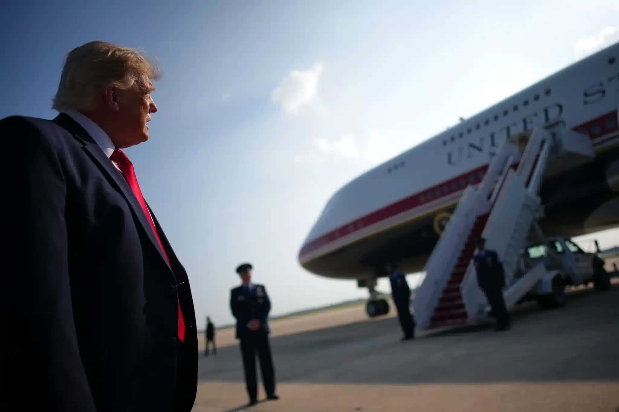 O presidente dos EUA, Donald Trump, observa a nova aeronave Air Force One