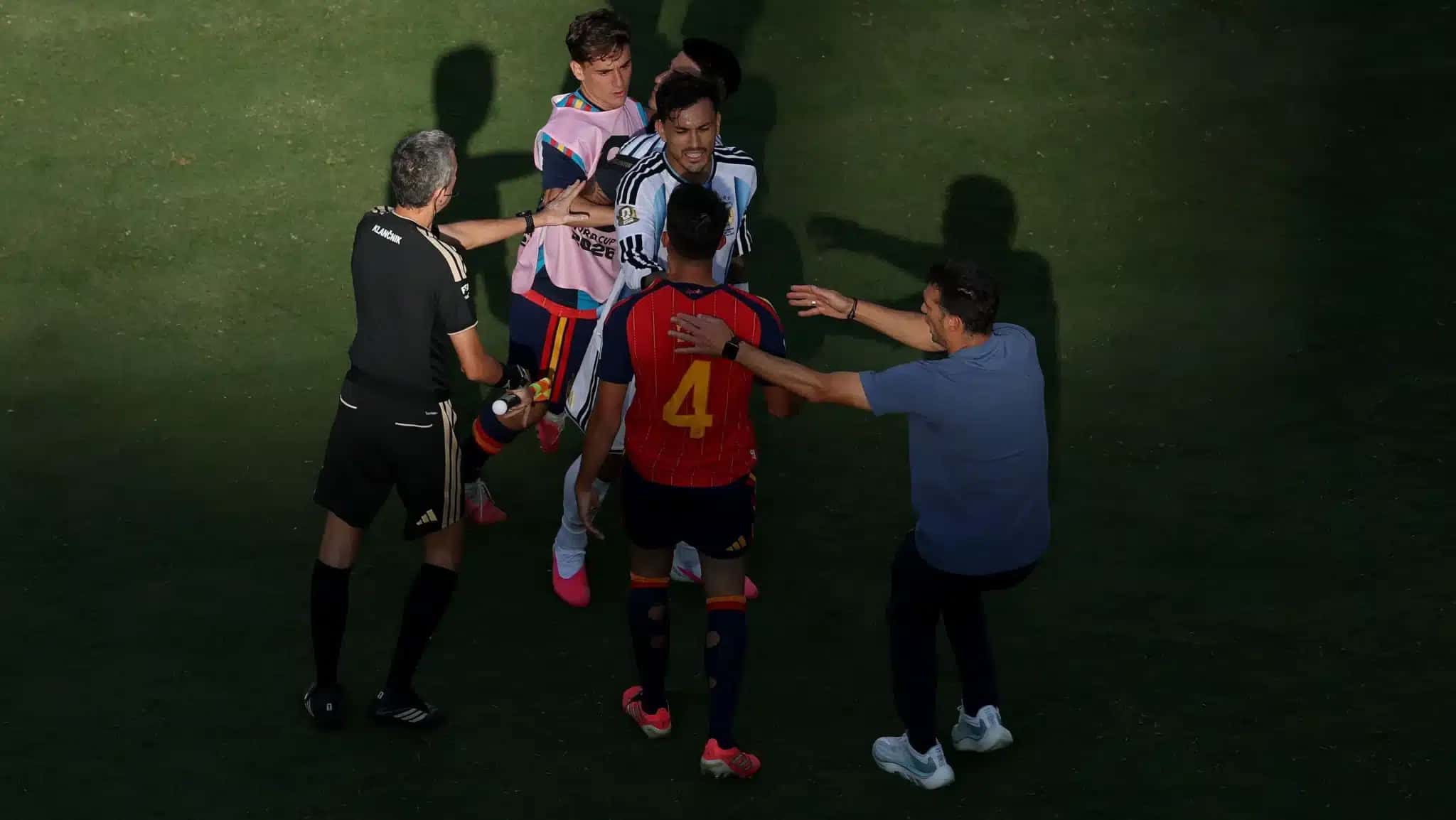 Scaloni e Paredes envolvidos na confusão entre argentinos e espanhóis na final da Copa