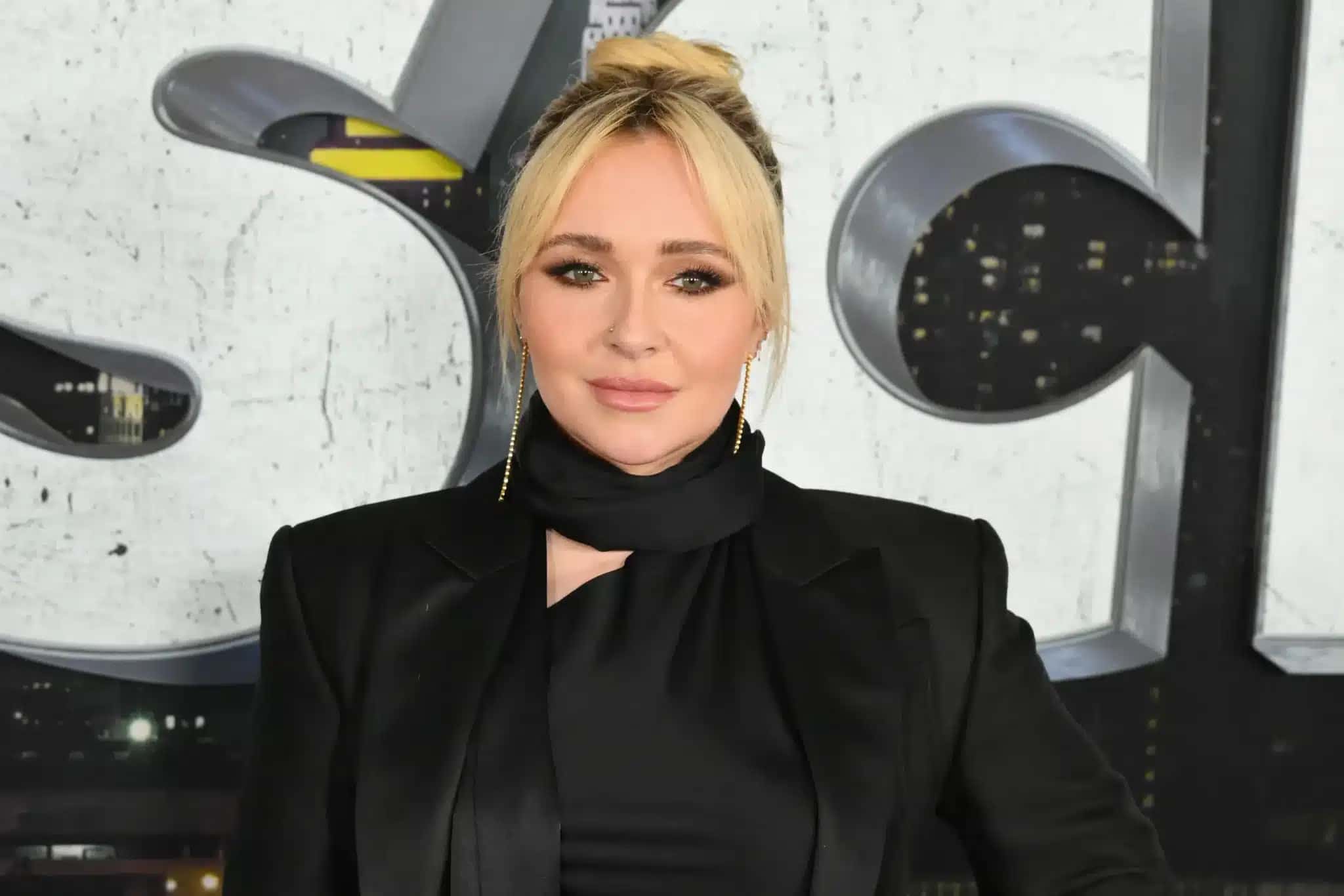 A atriz americana Hayden Panettiere chega à estreia mundial de "Pânico VI" no AMC Lincoln Square, em Nova York, em 6 de março de 2023. Segundo relatos, a atriz de 36 anos faleceu em 16 de agosto de 2026.