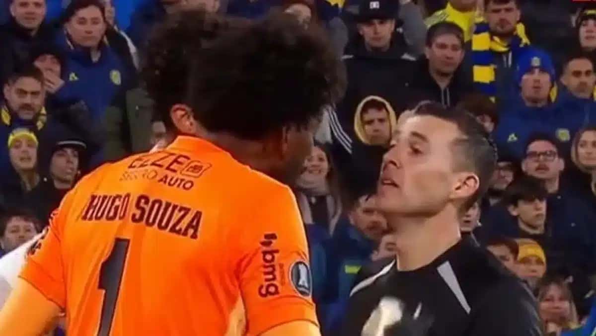 Hugo Souza reclama com o árbitro durante a partida