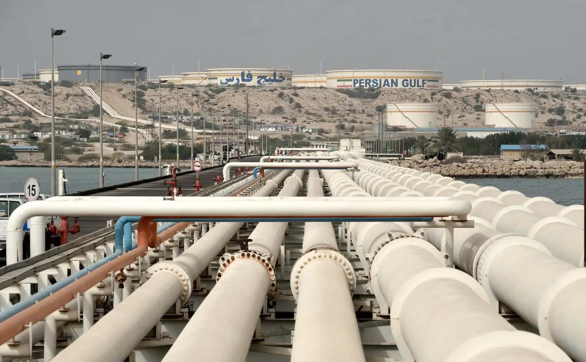 Vista geral do Terminal Petrolífero da Ilha de Kharg, a 25 km da costa iraniana no Golfo Pérsico e a 483 km a noroeste do Estreito de Ormuz, no Irã, em 12 de março de 2017. O Terminal Petrolífero da Ilha de Kharg leva o petróleo iraniano para o mercado mundial.