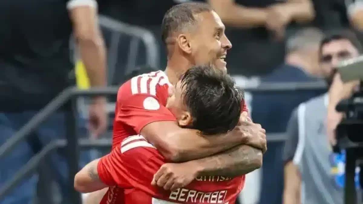 Bernabei e Alan Patrick comemoram gol do Inter