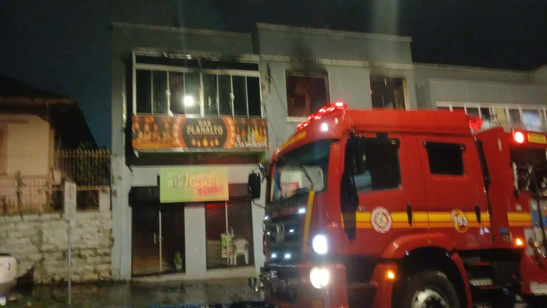 Segundo o Corpo de Bombeiros, as chamas atingiram o segundo pavimento do Hotel Planalto, e consumiu parte da estrutura.