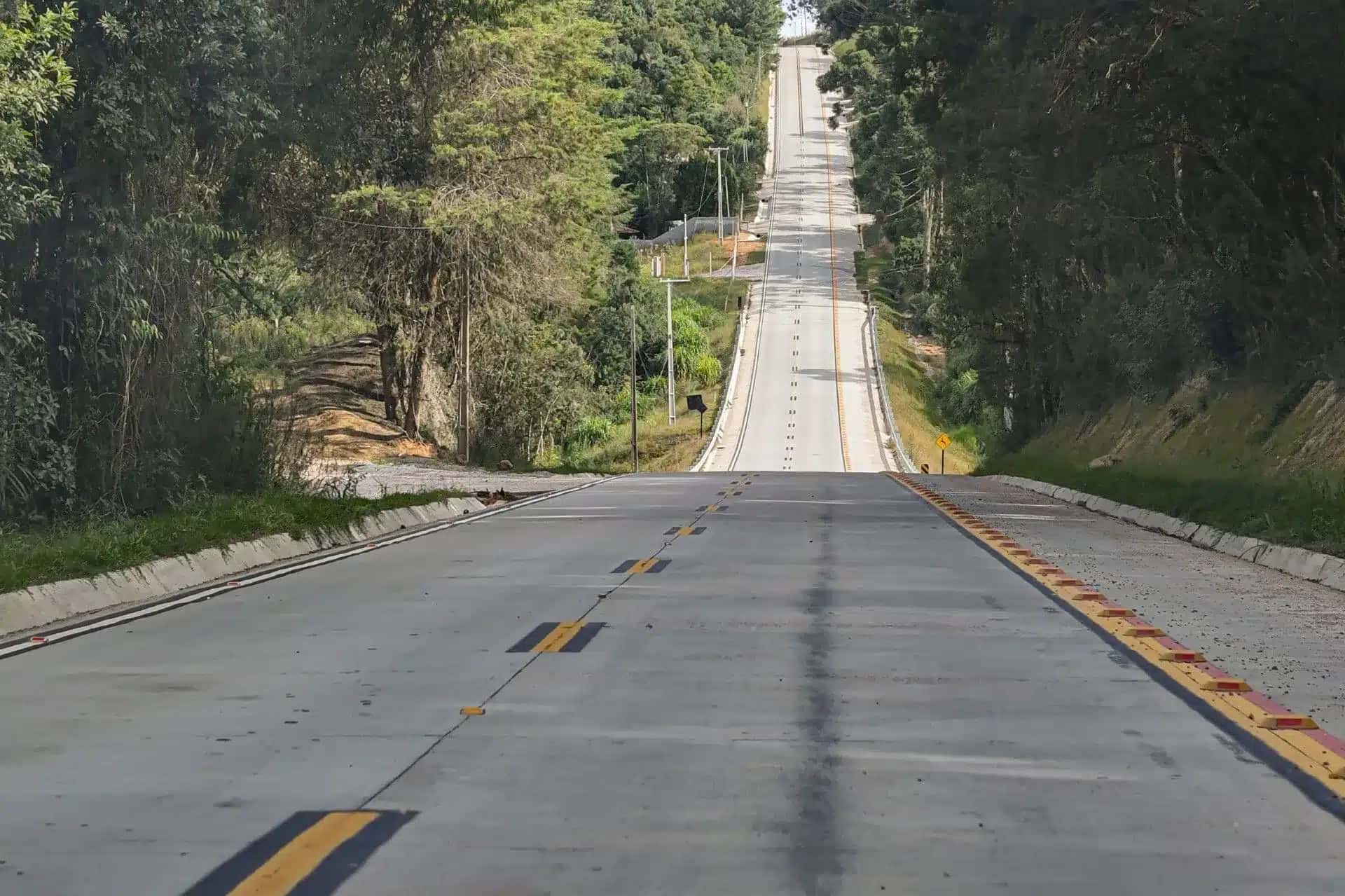 Imagem mostra rodovia com pavimentação rígida no Paraná