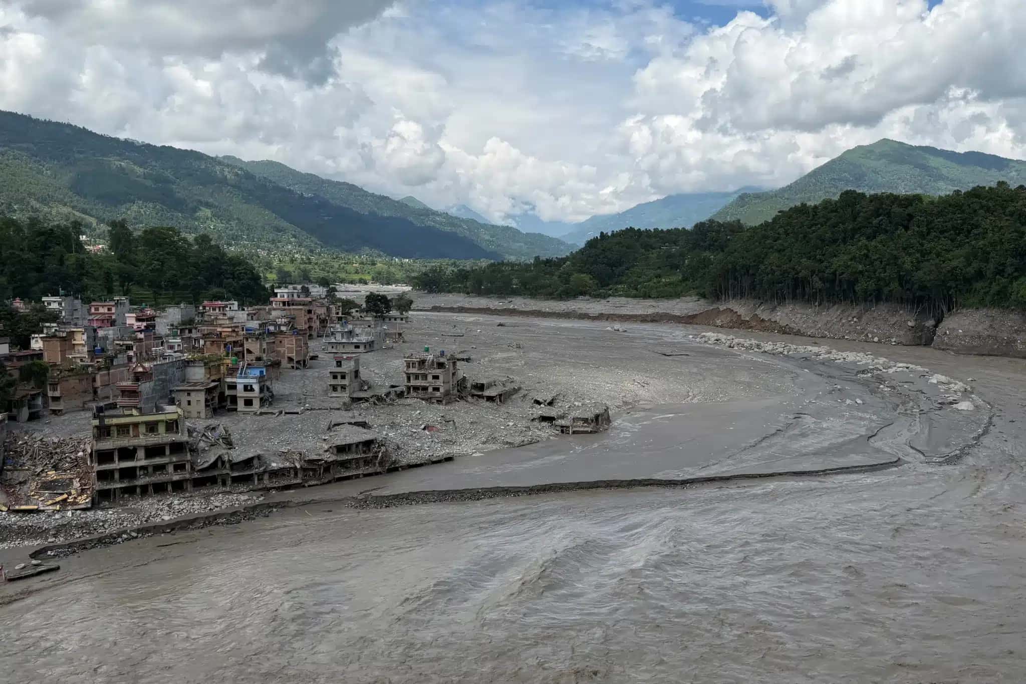 Imóveis danificados ao longo do rio Trishuli, onde antes ficava a escola Tribhuvan Trishuli, em Nuwakot, Nepal em 31 de agosto de 2026
