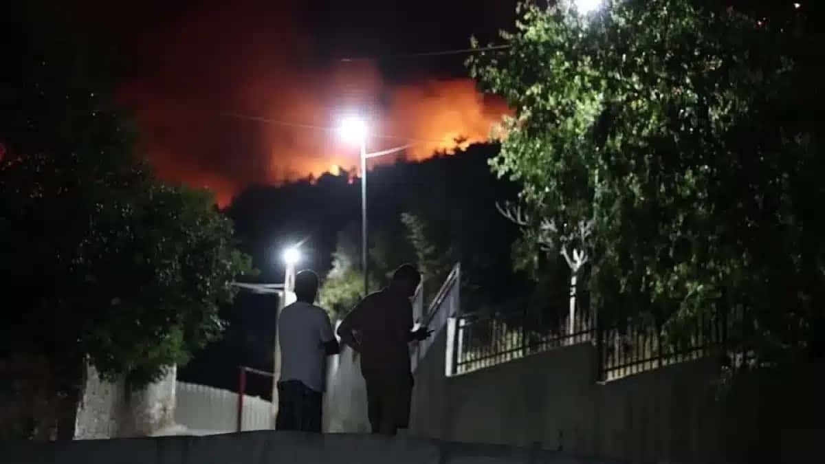 Incêndio florestal na Albânia obriga moradores a deixarem as casas