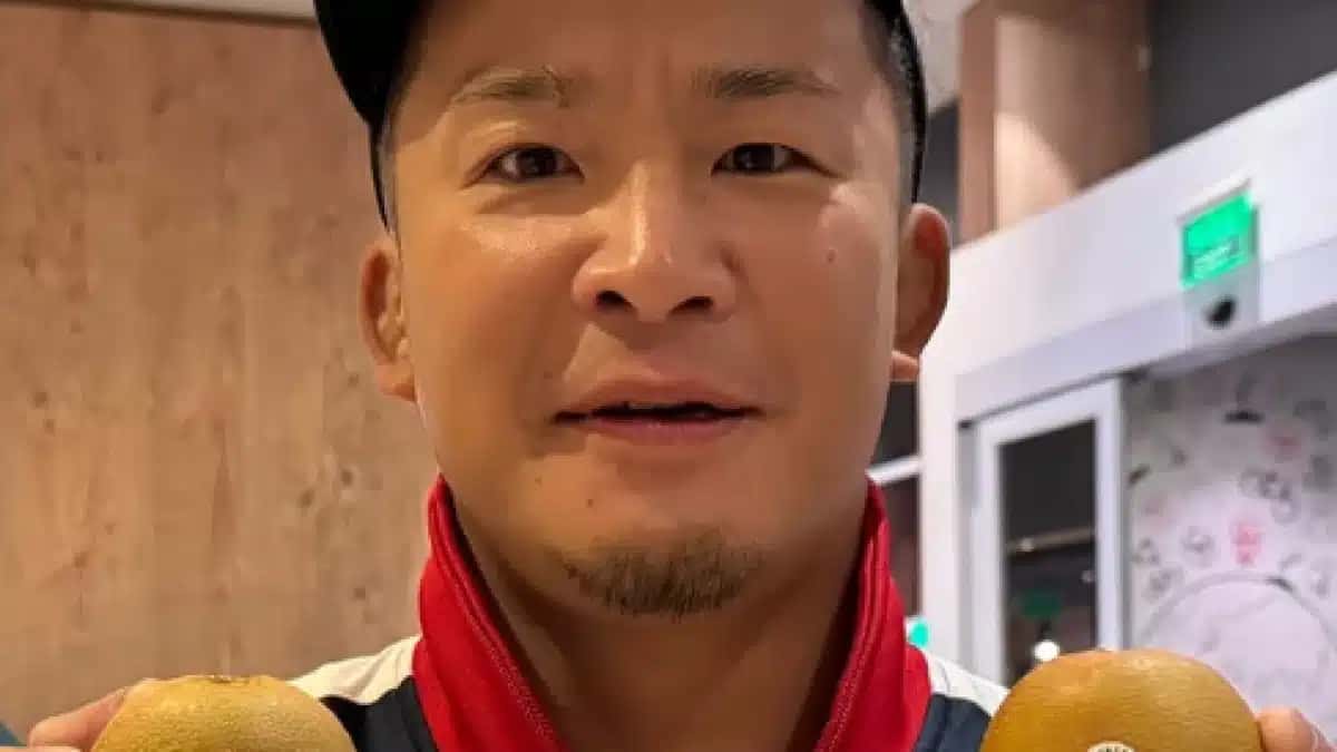 Lutador japonês cai no golpe da fruta