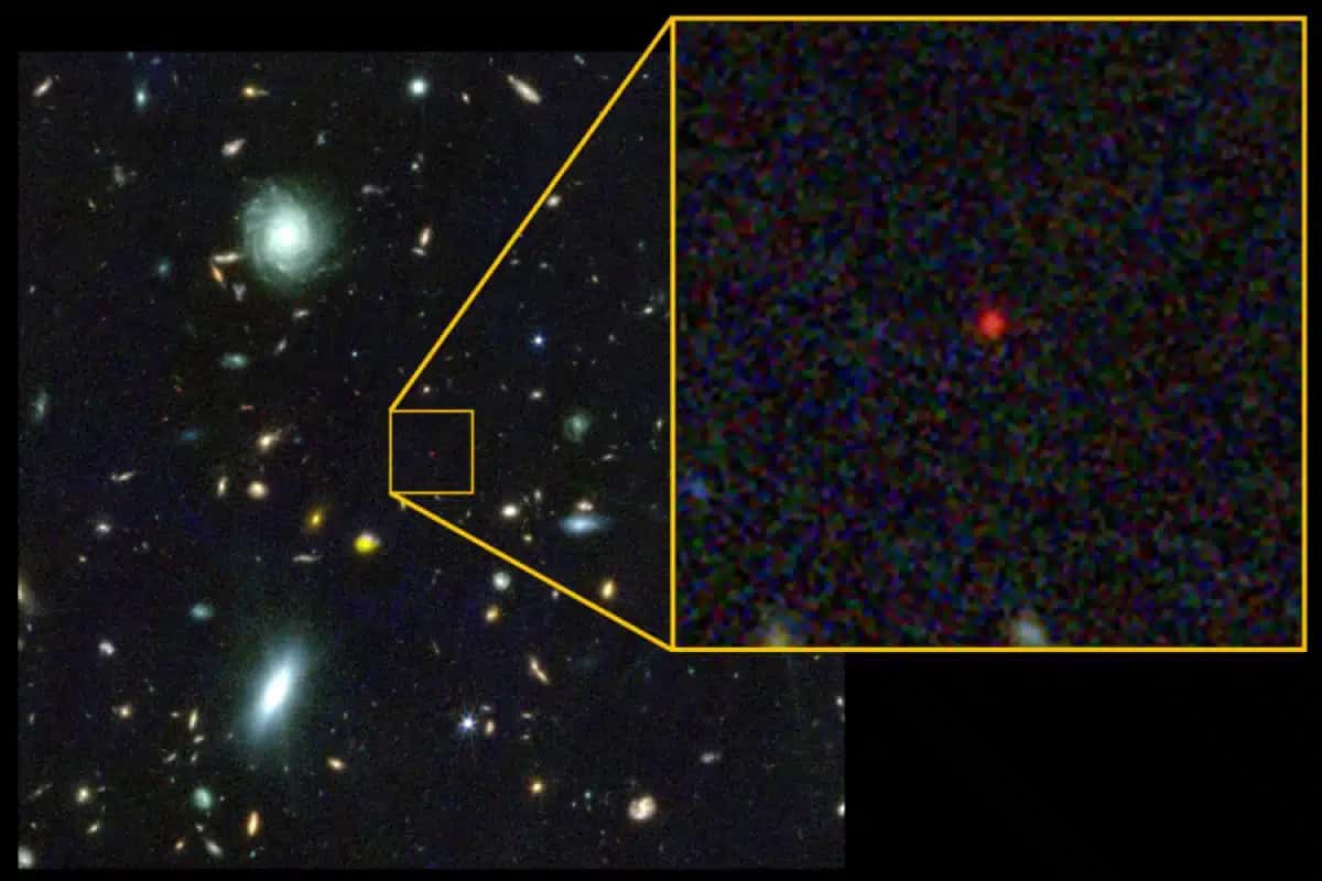 Nessas imagens do Telescópio Espacial James Webb (JWST), a estrela com buraco negro se destaca como um pequeno ponto vermelho. Esses pequenos pontos vermelhos são extremamente comuns nas imagens do telescópio