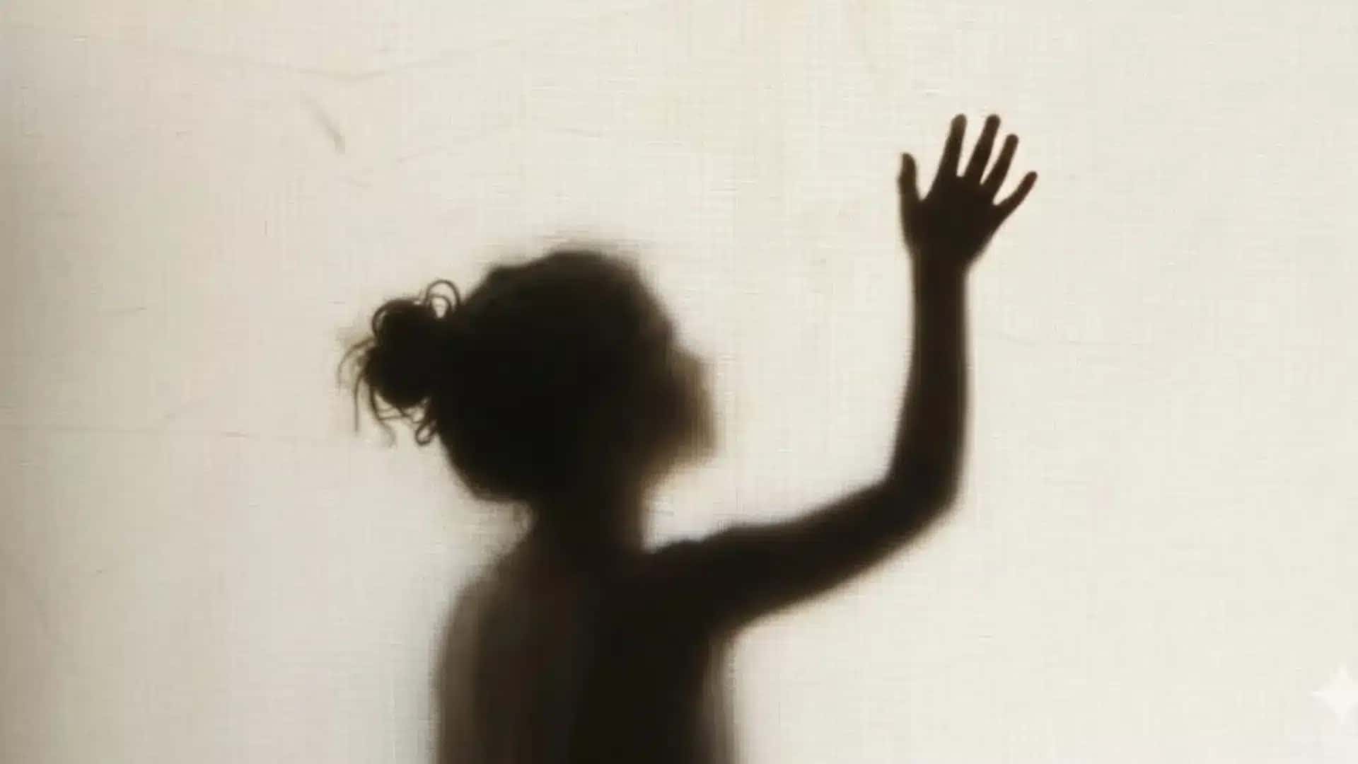Imagem ilustrativa – menina de 4 anos morreu após ser sufocada pelo pai.