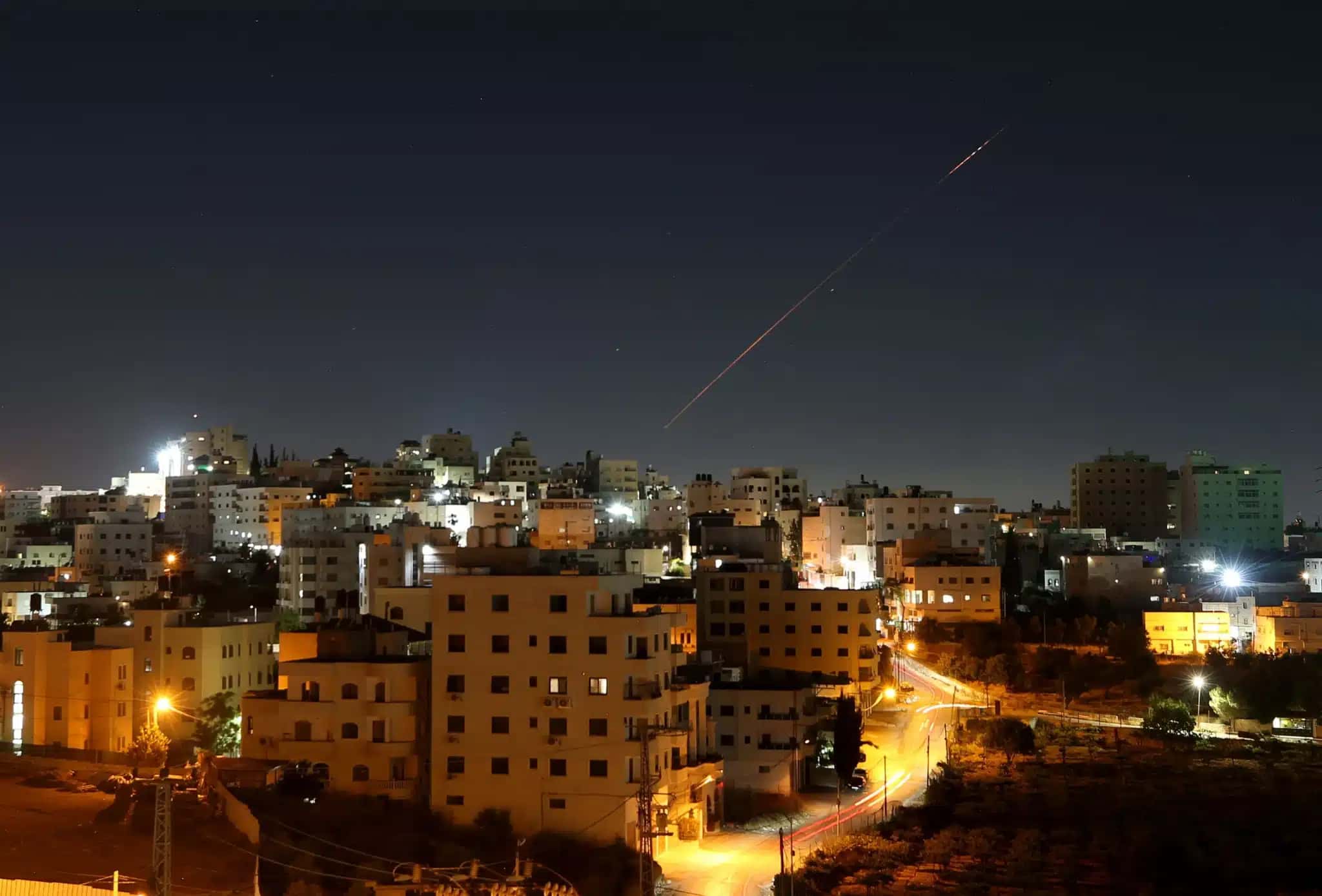 Mísseis lançados do Irã em direção a Israel são vistos no céu sobre a cidade de Hebron, na Cisjordânia, em 7 de junho de 2026