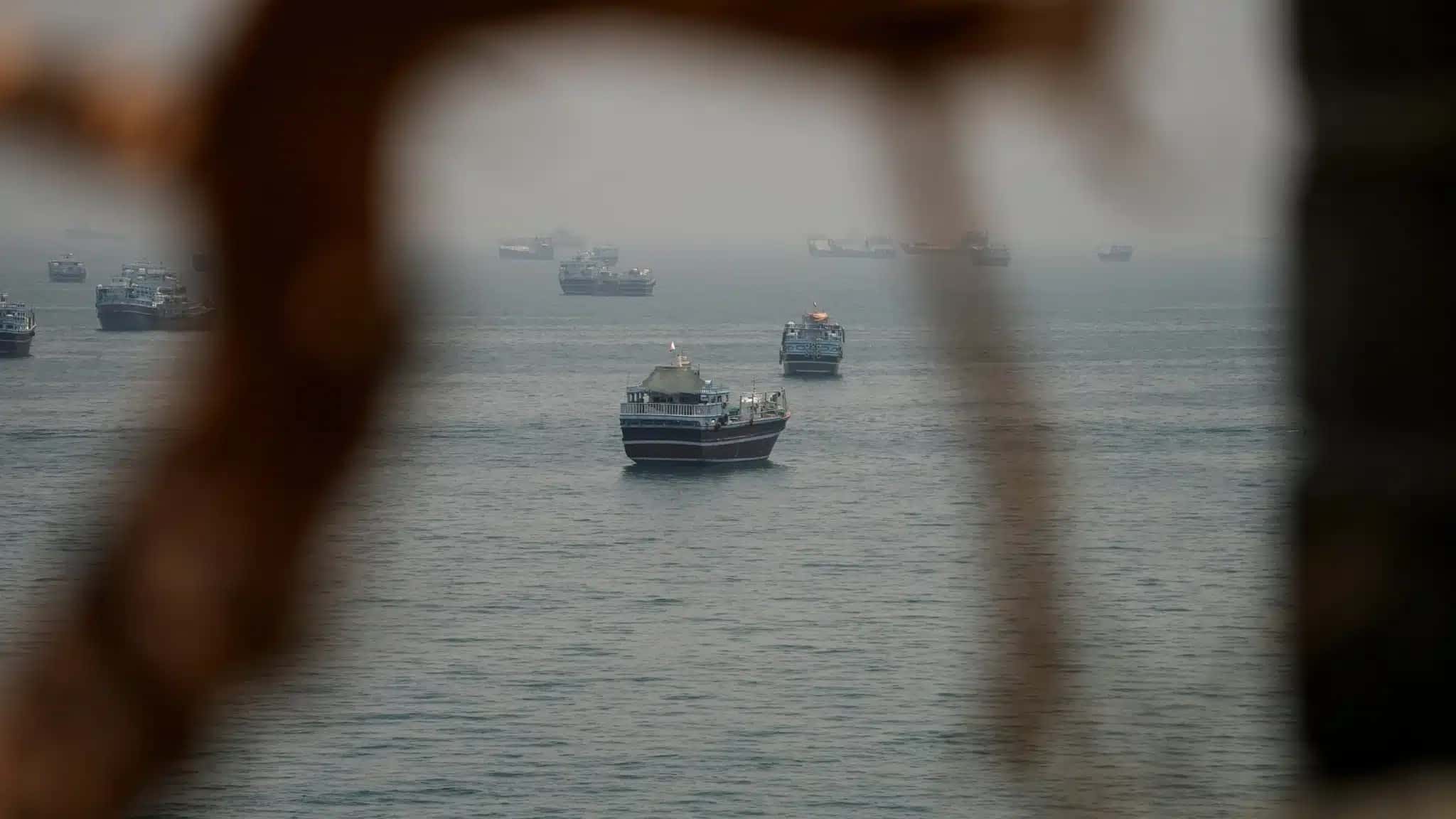 Navios ancorados no Estreito de Ormuz, vistos de Musandam, em Omã 11 de junho de 2026 REUTERS/Stringer