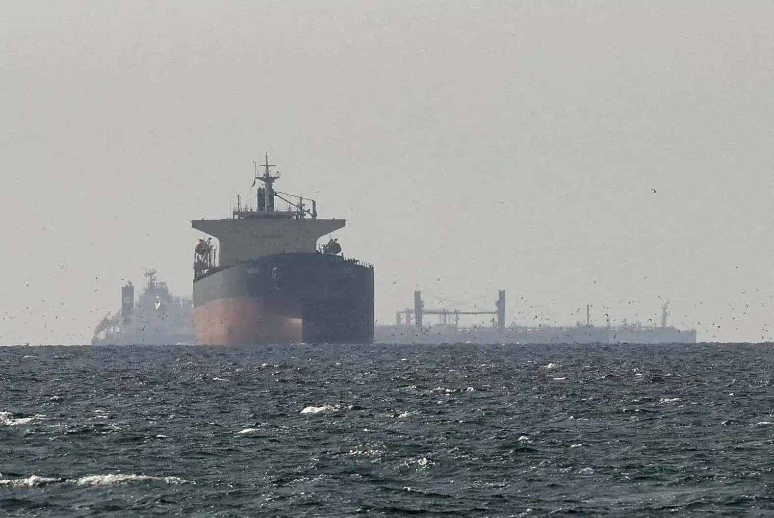 Navios de carga no Golfo, perto do Estreito de Ormuz, em 11 de março de 2026