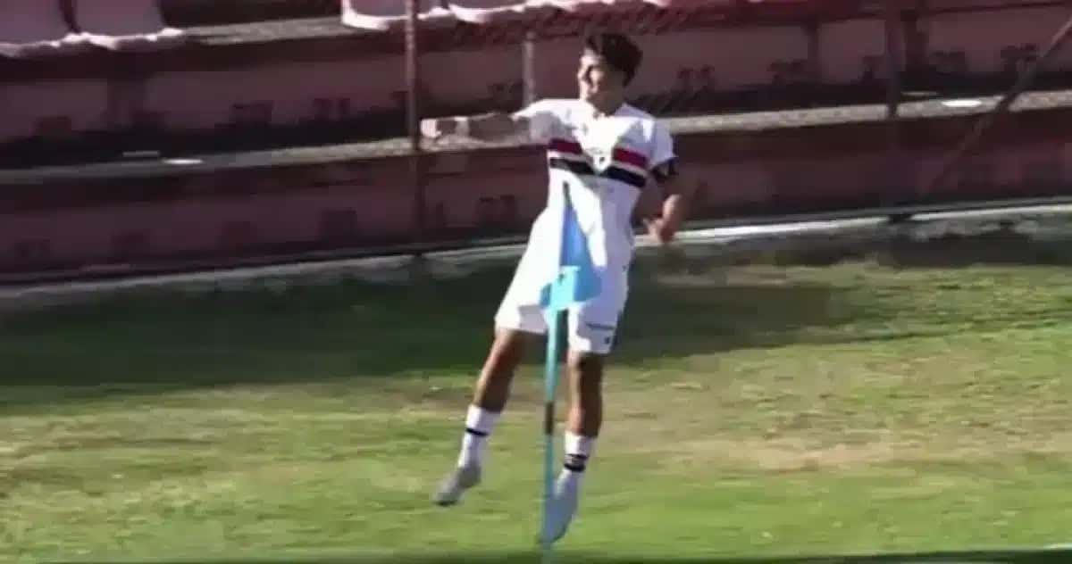 Nicolas, lateral do São Paulo, celebra gol sobre o Paulinense-SP