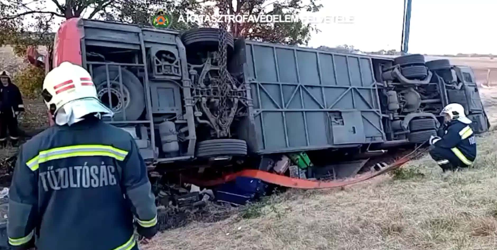 Ônibus saiu da pista e tombou no leste da Hungria