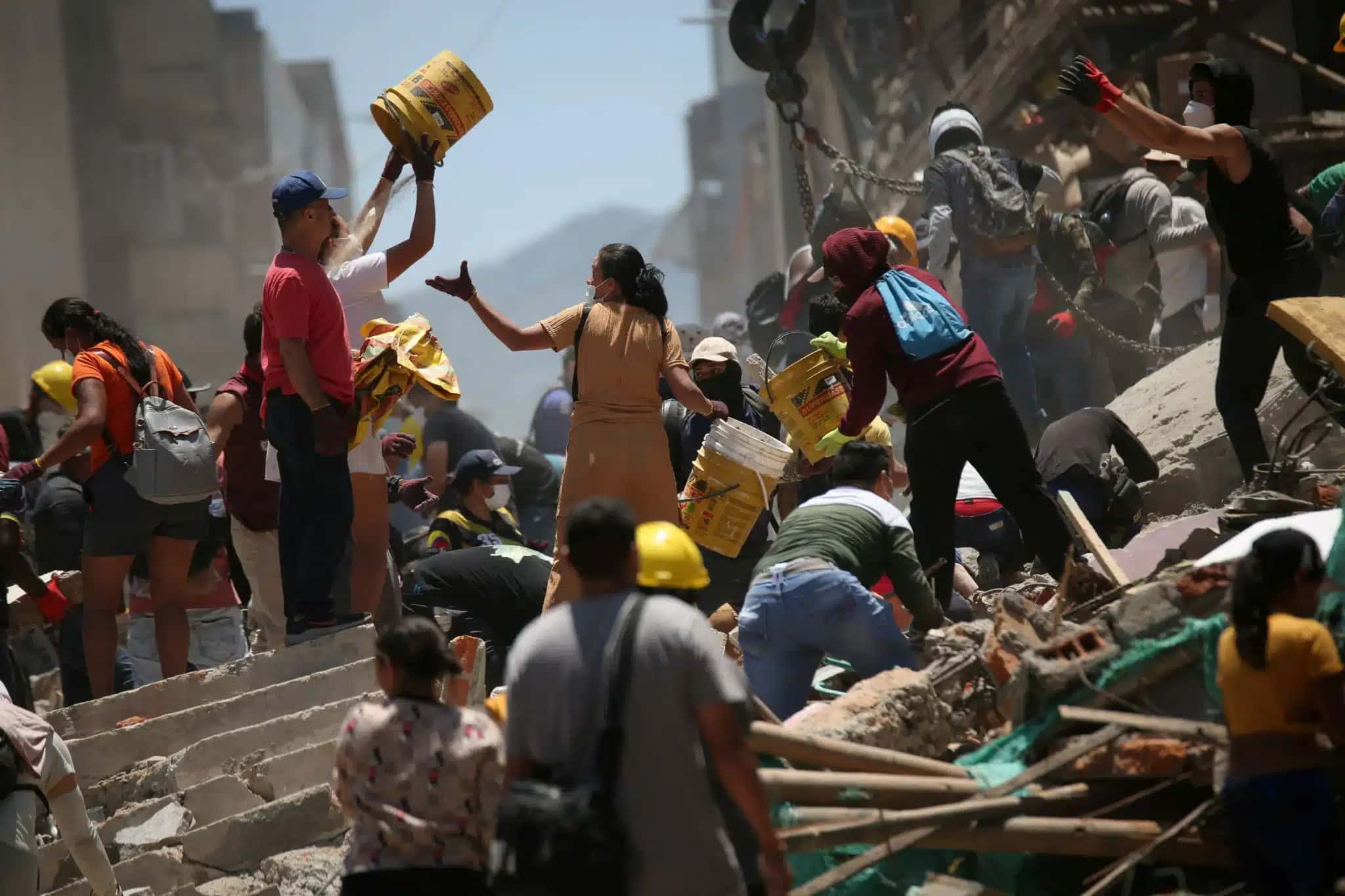 Pessoas removem escombros no local de um prédio danificado após terremoto em Pereira, na Colômbia 11 de agosto de 2026
