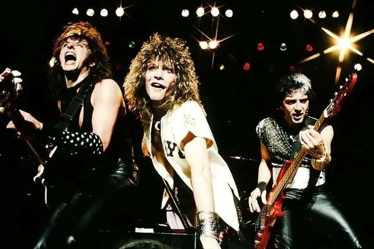 Richie Sambora (esquerda), Jon Bon Jovi (centro) e Alec John Such (direita) durante um show em 1986.