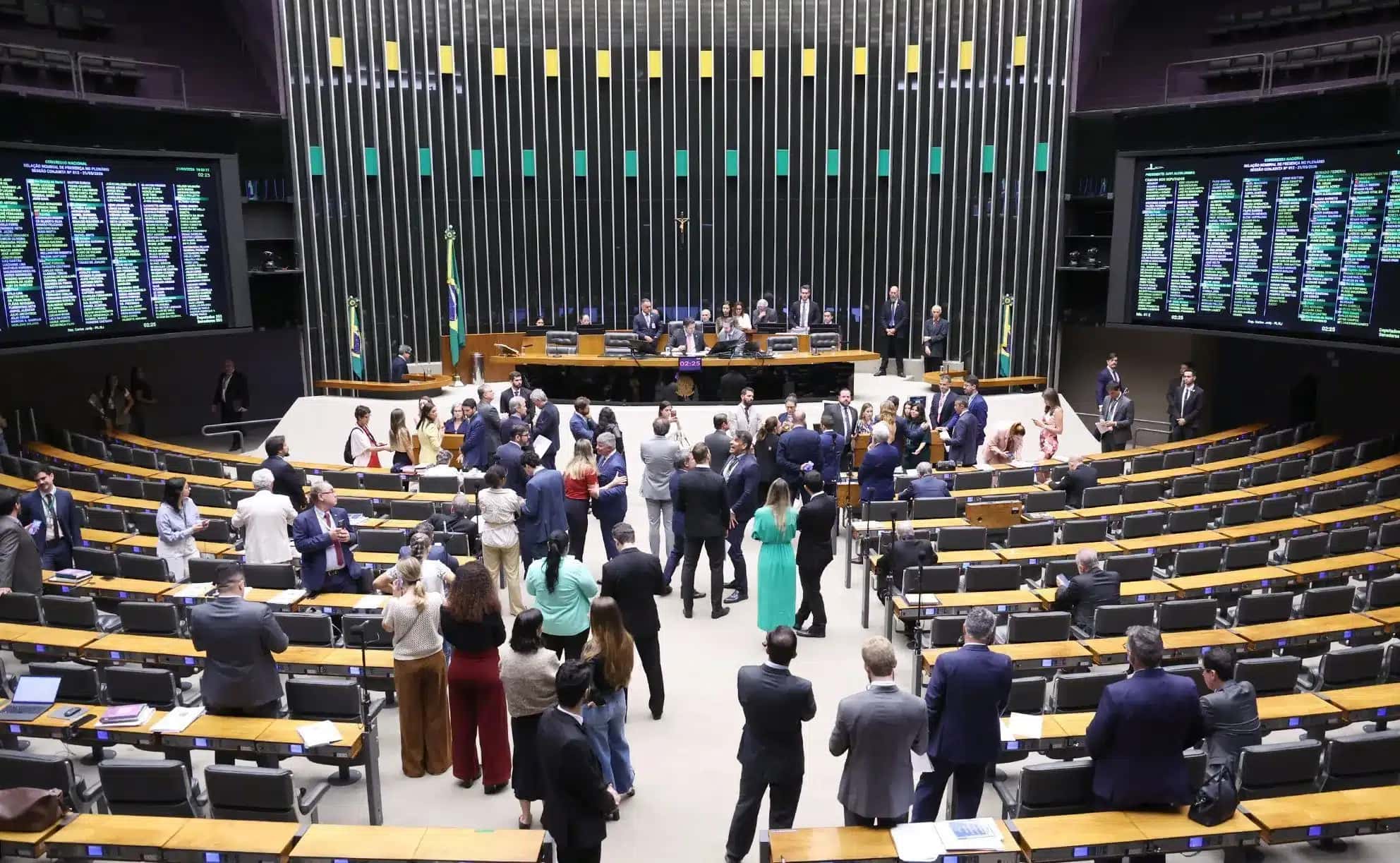 Parlamentares durante sessão conjunta do Congresso Nacional