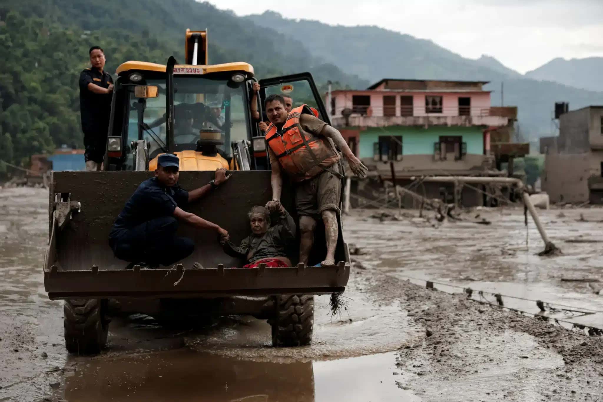 Sobrevivente é transportado em escavadeira após enchente repentina em Trishuli, no distrito de Nuwakot, no Nepal