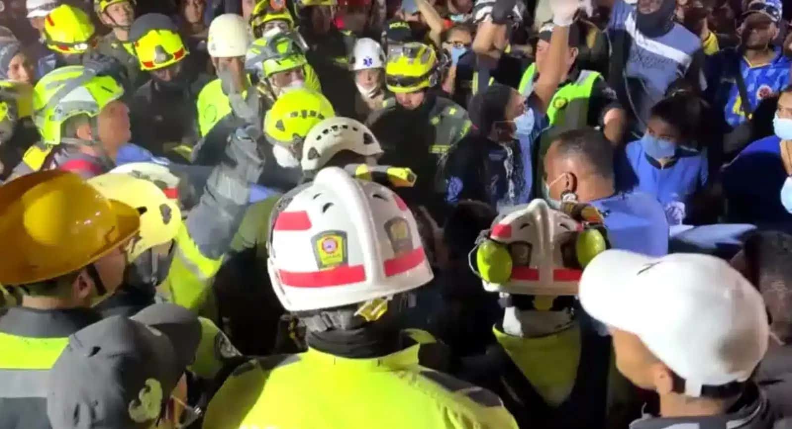 Socorristas resgatam mulher que ficou 36 horas presa em escombros após terremoto na Colômbia