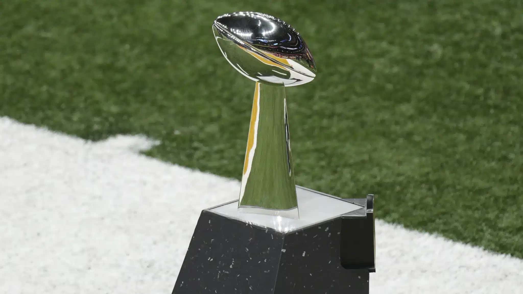 Troféu Vince Lombardi, troféu entregue anualmente ao time vencedor do Super Bowl