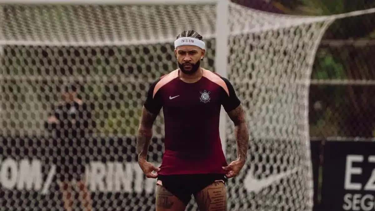 Memphis Dapay, atacante do Corinthians