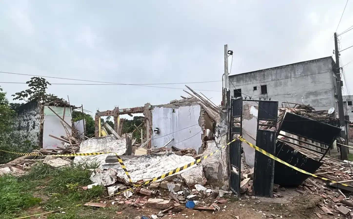 Desabamento de dois imóveis aconteceu nesta quarta-feira (19), no bairro Casco, em Santo Antônio de Jesus, no interior da Bahia