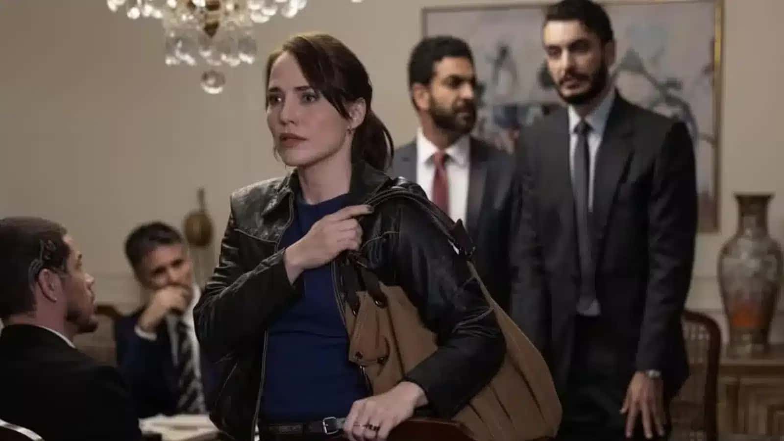 Adriana descobre joias deixadas por Arthur, venda peças, fica rica e encaminha vingança
