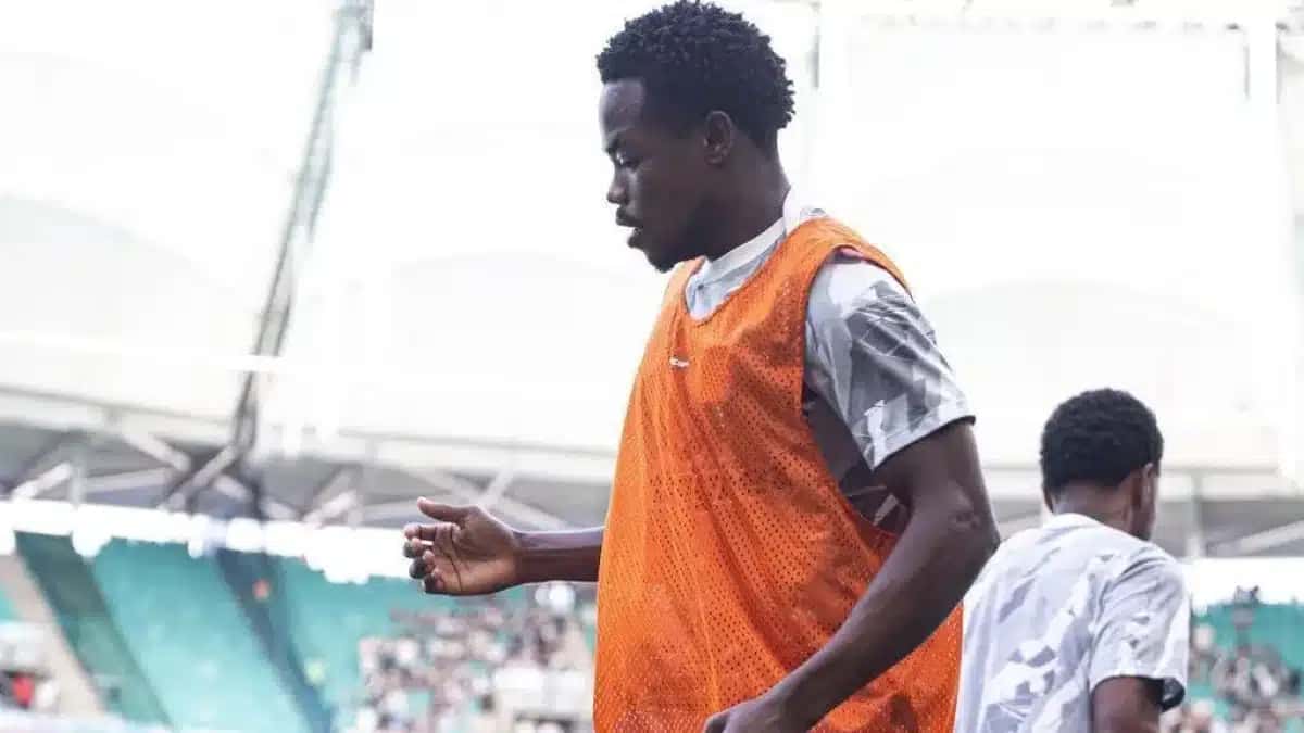 Andrés Gómez no aquecimento pelo Vasco antes do jogo contra o Bahia