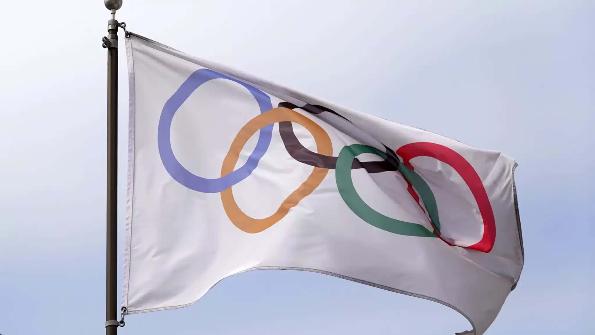 Bandeira com os anéis olímpicos em Los Angeles, que vai sedir a Olimpíada de 2028